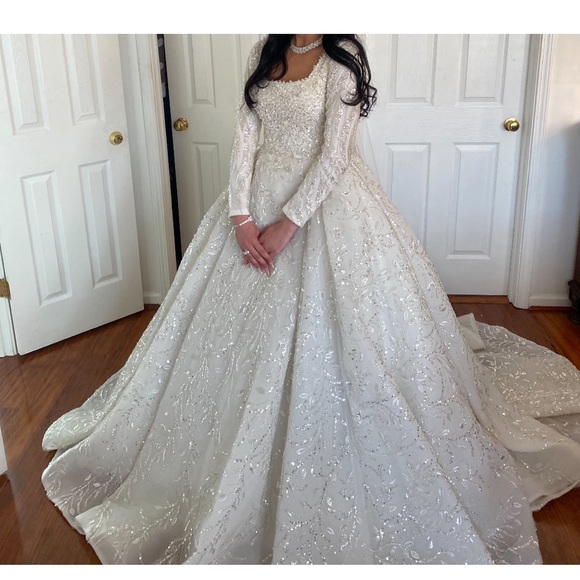 Very beautiful wedding gown in great condition - Picture 1 of 2